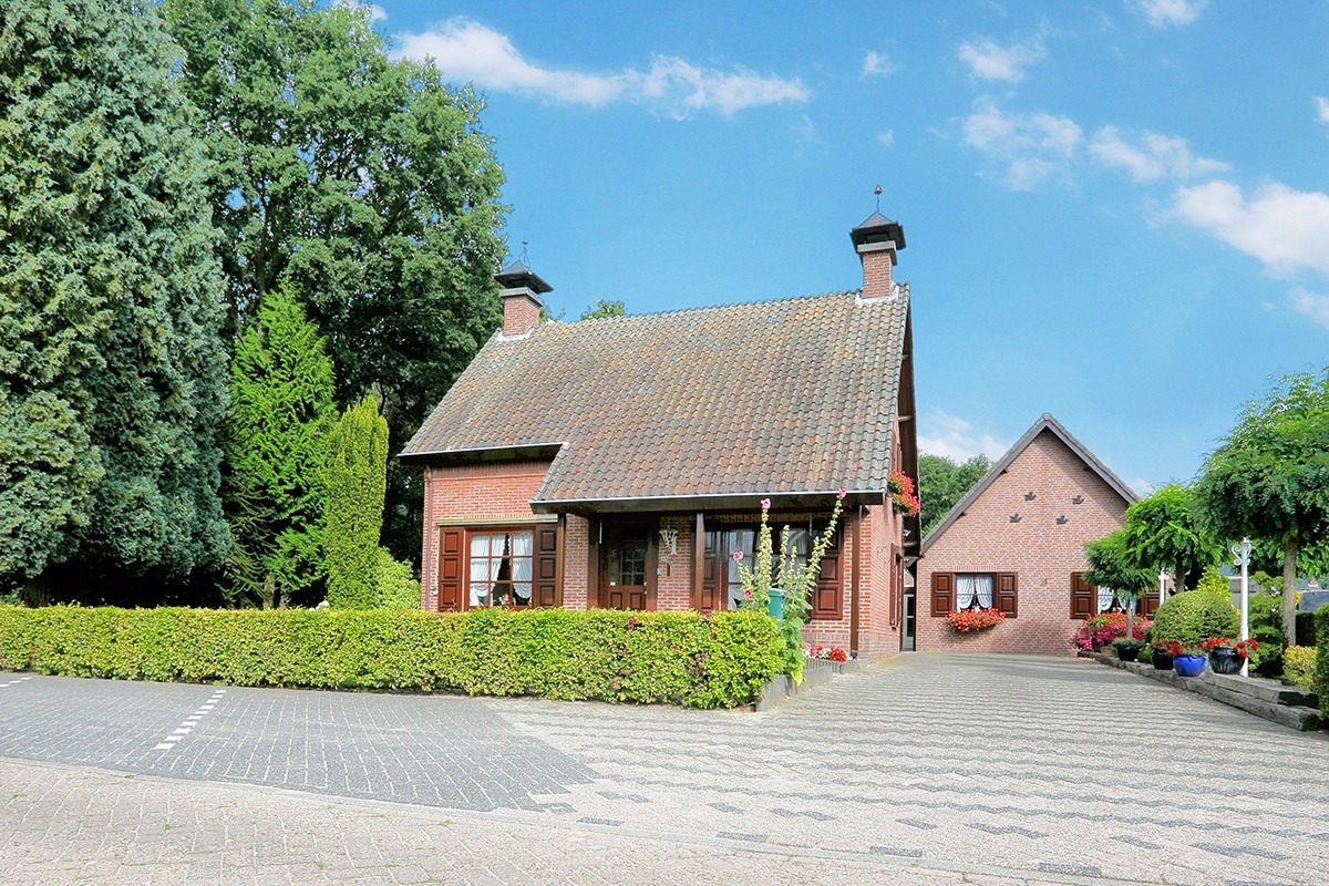 Vrijstaand woonhuis met dubbele garage, erf tuin en ondergrond staande en gelegen te Bergeijk, Bucht 45. 