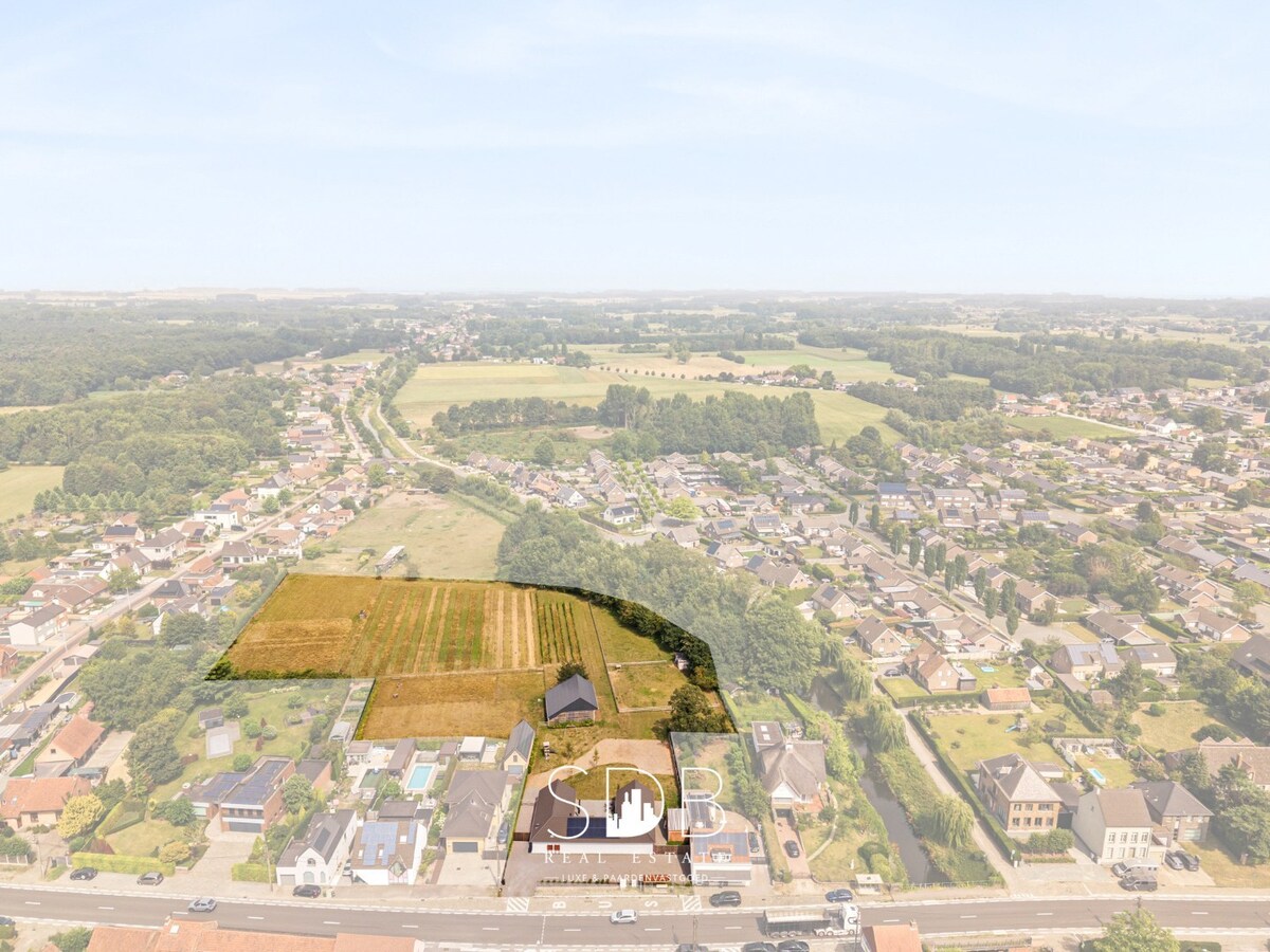 Charmante woning met aparte kantoorruimte op 14.569 m² 