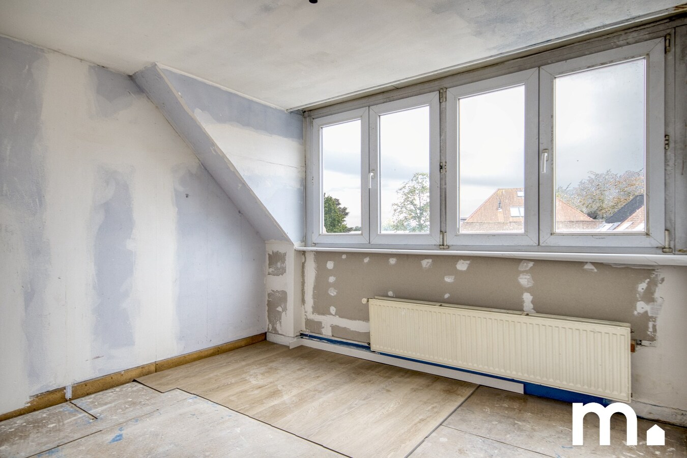 Woning met 3 slaapkamers, tuin en uitstekende verbinding te Kortrijk ! 