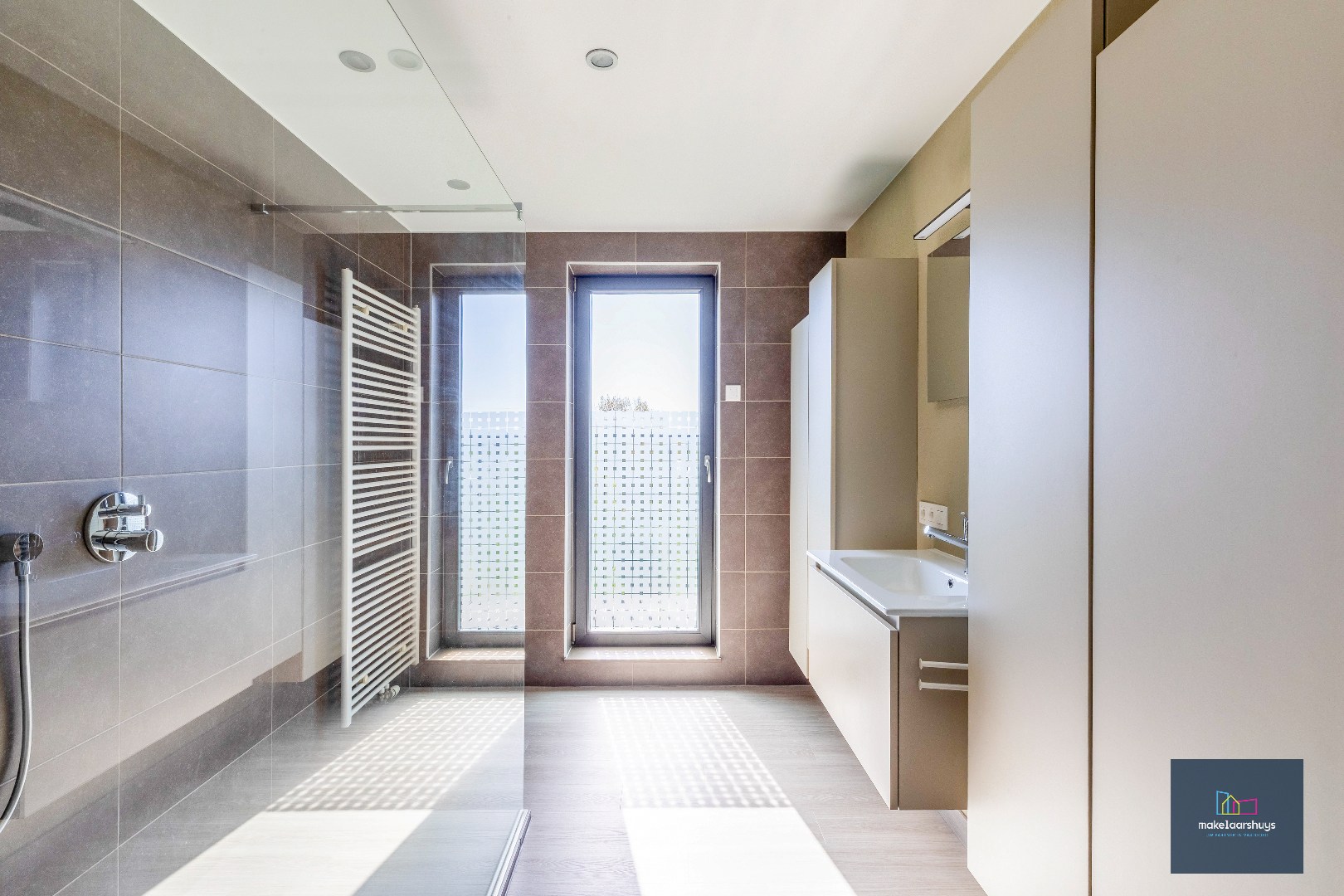 Penthouse met 2 slp. ruim terras, 2 st.plaatsen &amp; kelder 