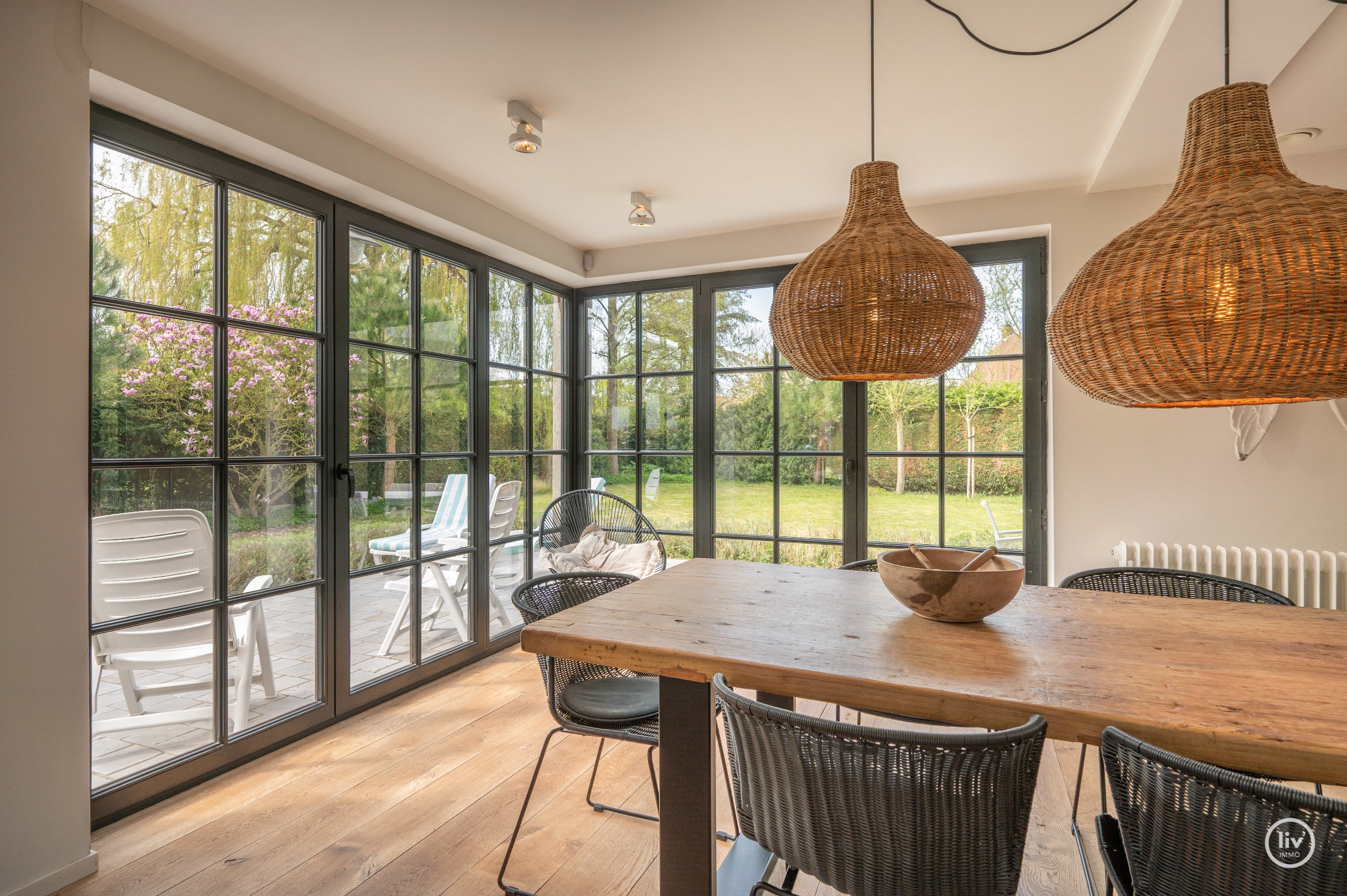 Prachtige vrijstaande villa rustig gelegen te Monikkendreef op een mooi perceel van 1000m2. 