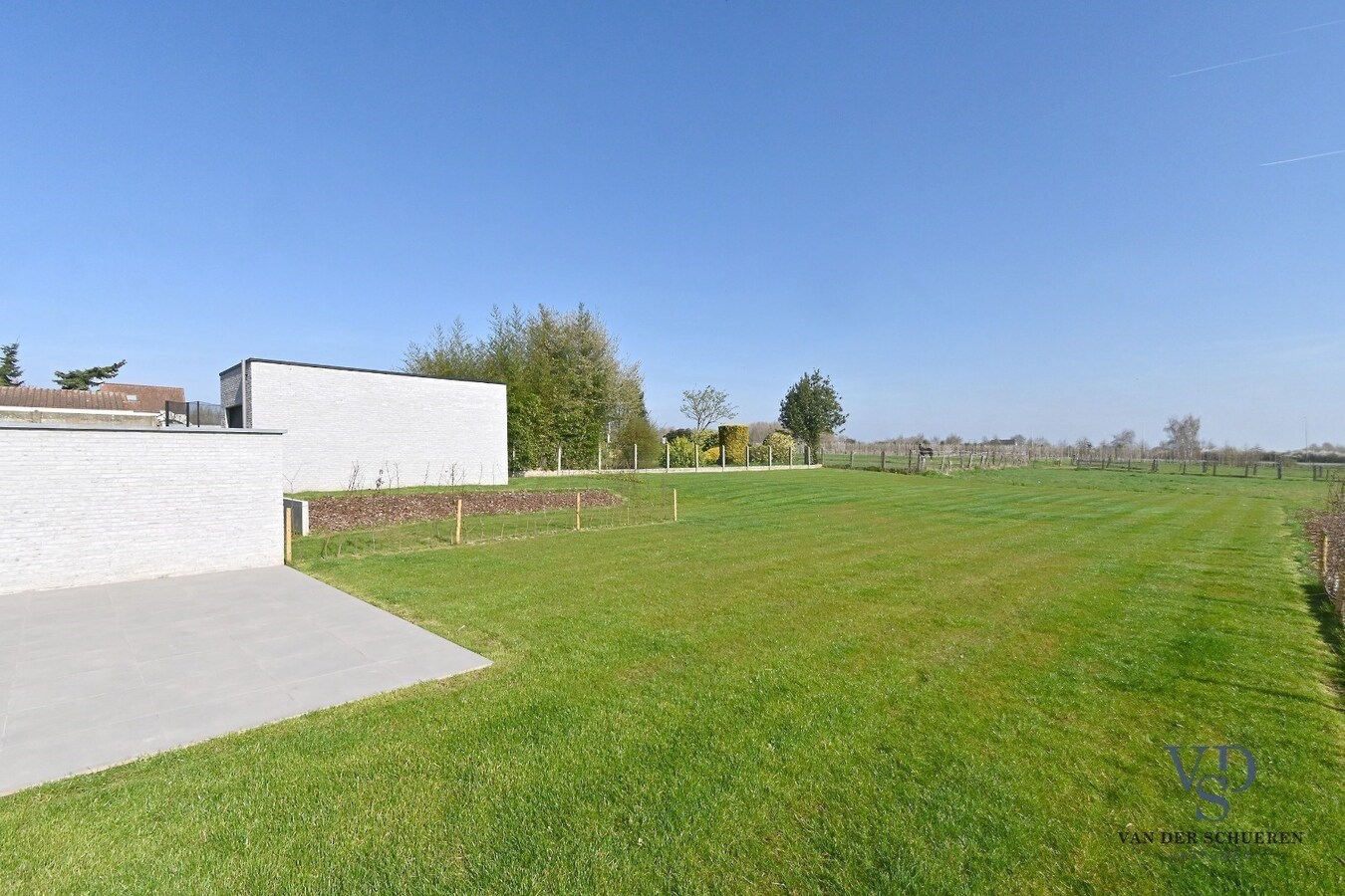 Half Open Bebouwing met buitenberging en carport 