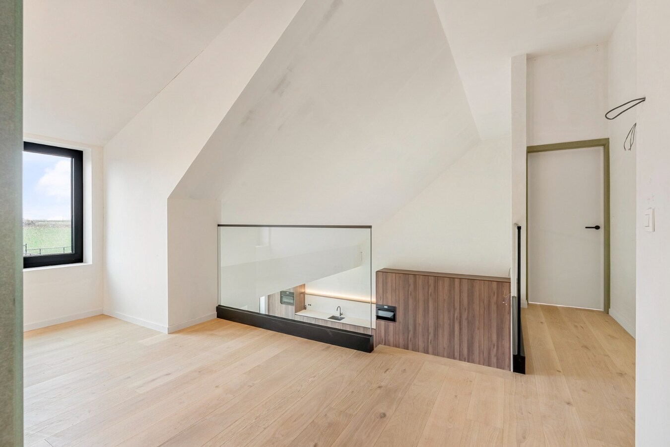 Exclusieve, volledig afgewerkte halfvrijstaande woning na transformatie van bestaande hoeve naar 2 BEN-woningen! 