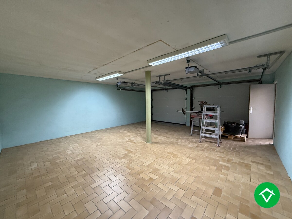 Ruime halfopen bebouwing met 3 slaapkamers, en dubbele garage te Sint-Eloois-Winkel 
