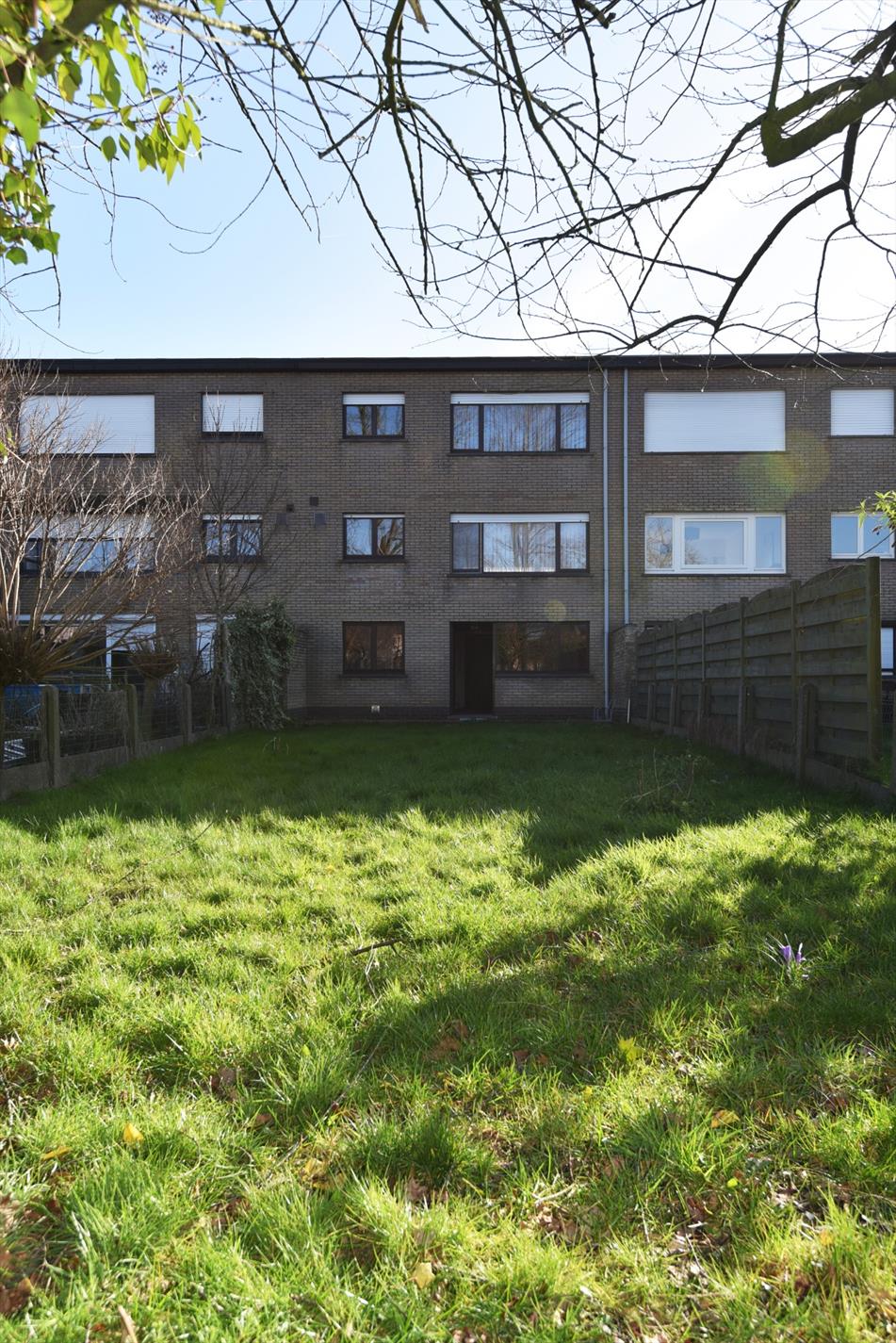 Op te frissen woning met 3 slpks, garage en tuin gelegen te Eeklo 