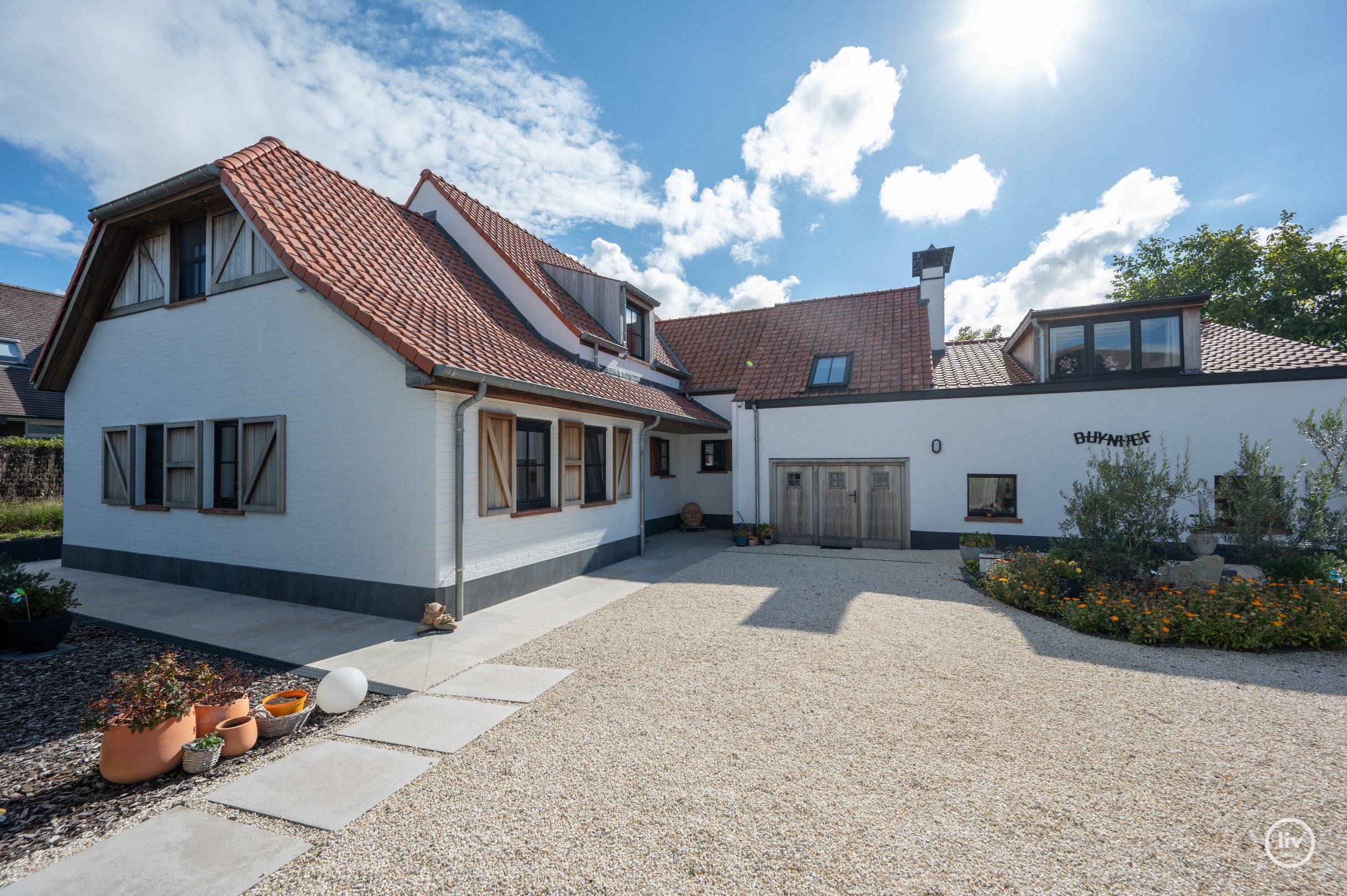 La villa récente de 2023 est située sur un terrain de 900 m², dans un havre de paix et de tranquillité. 