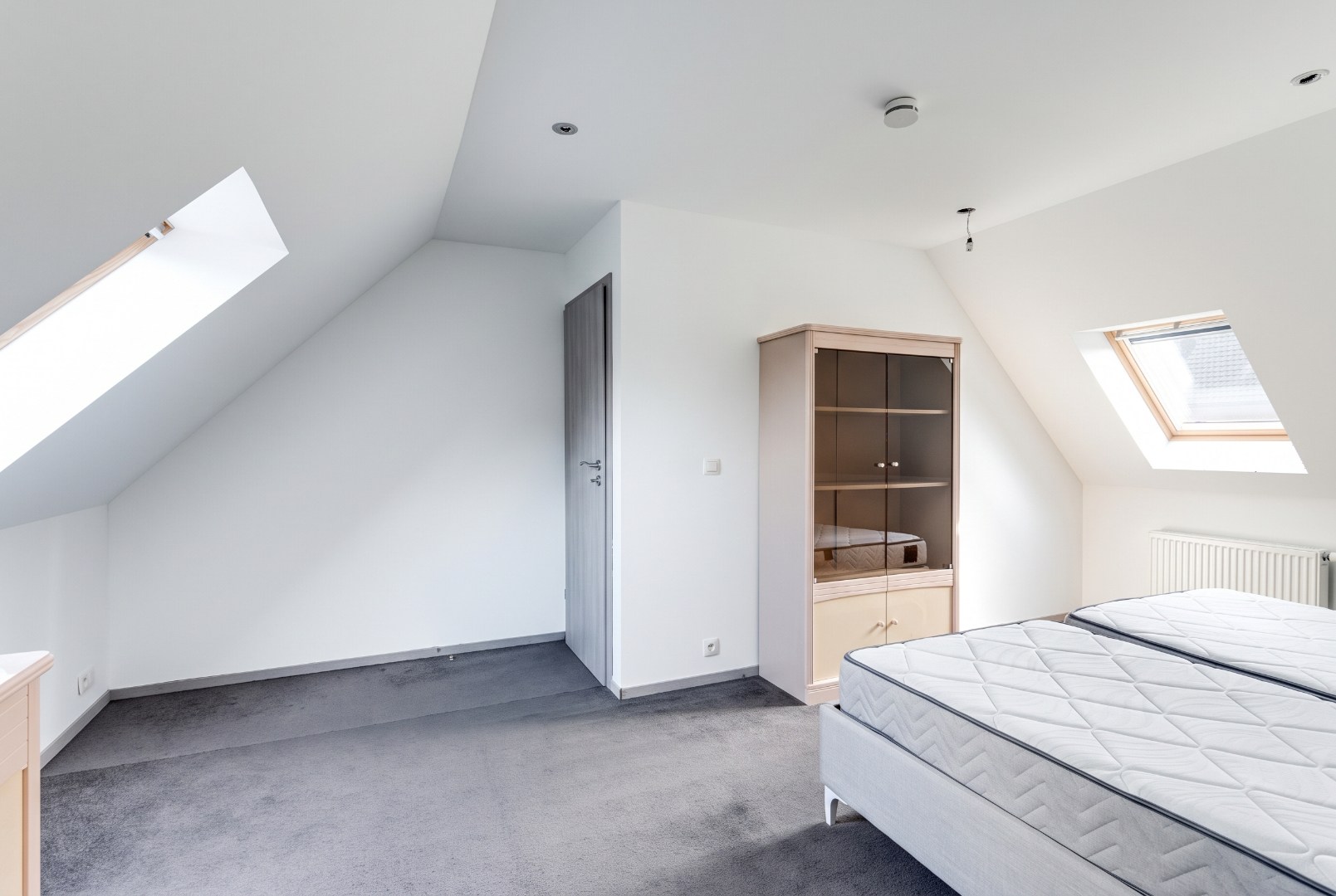 Ruime woning voor gemengd gebruik met loods te koop, wonen en werken op één toplocatie in Zelzate 