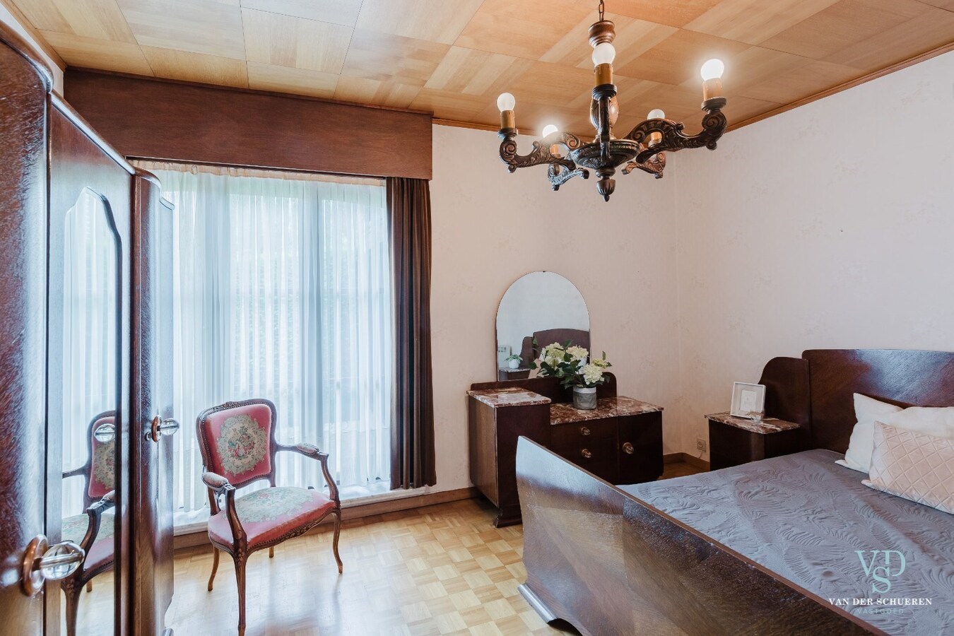 Gelijkvloerse villa.    Op 1 km van de Schelde. 