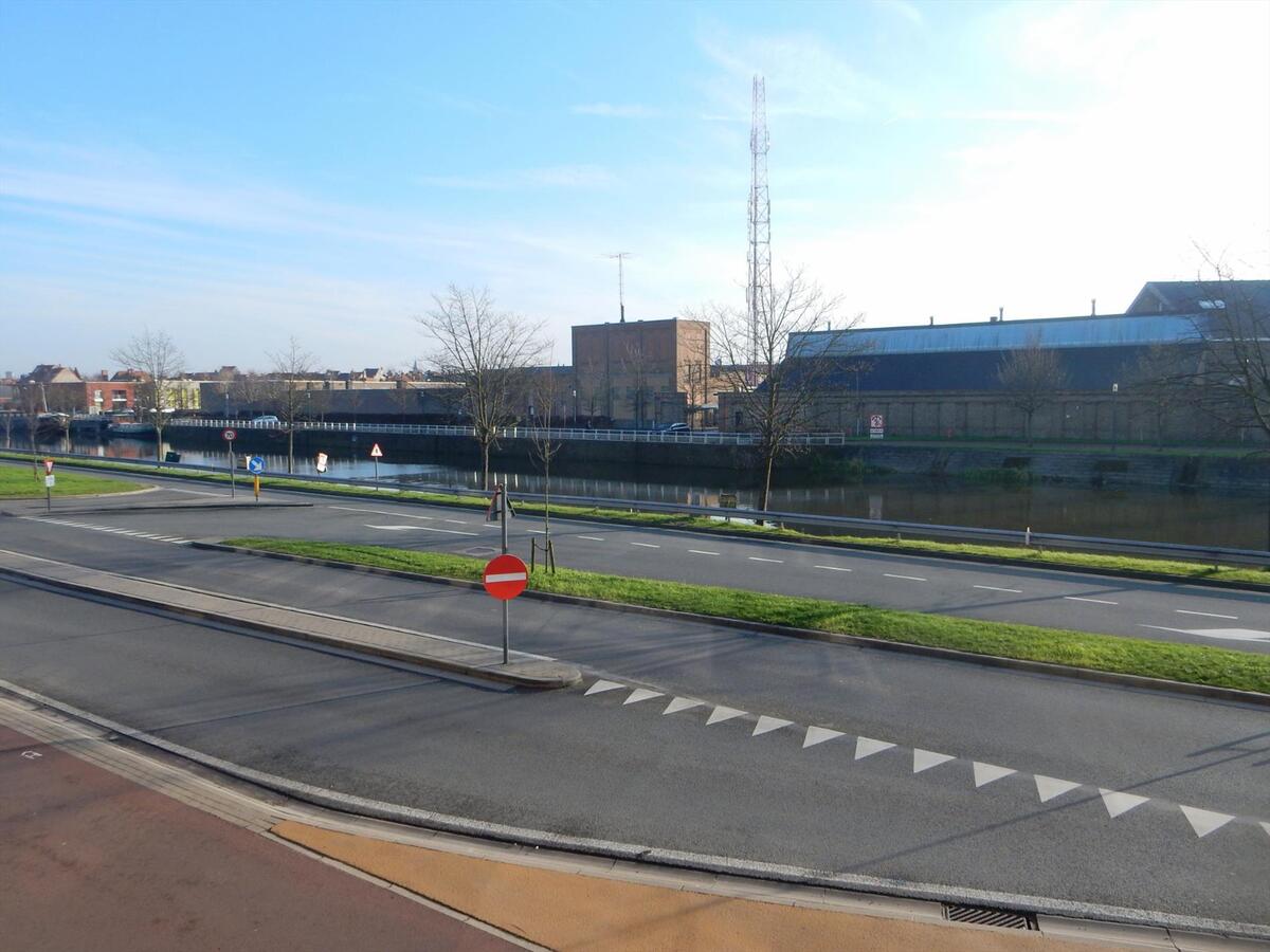 Vernieuwd appartement met 2 slpk 