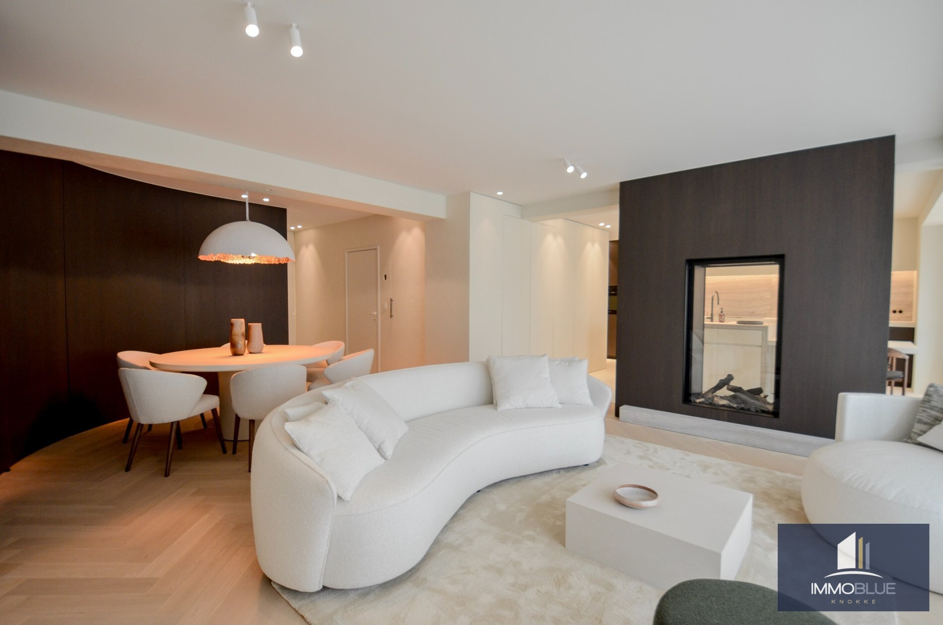 Uitzonderlijk, tijdloos volledig gerenoveerd appartement met een open zicht . 