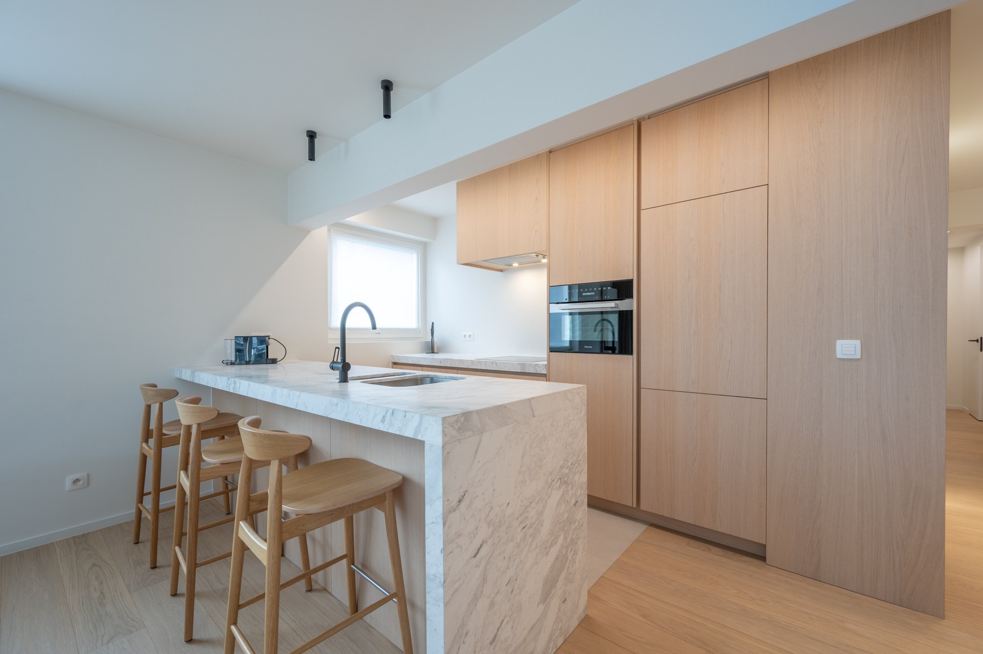 Volledig gerenoveerd HOEKappartement goed gelegen te Lippenslaan 