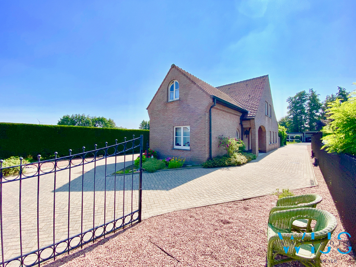 Instapklaar woonhuis met 4 slaapkamers op 936m² te Zelzate! 