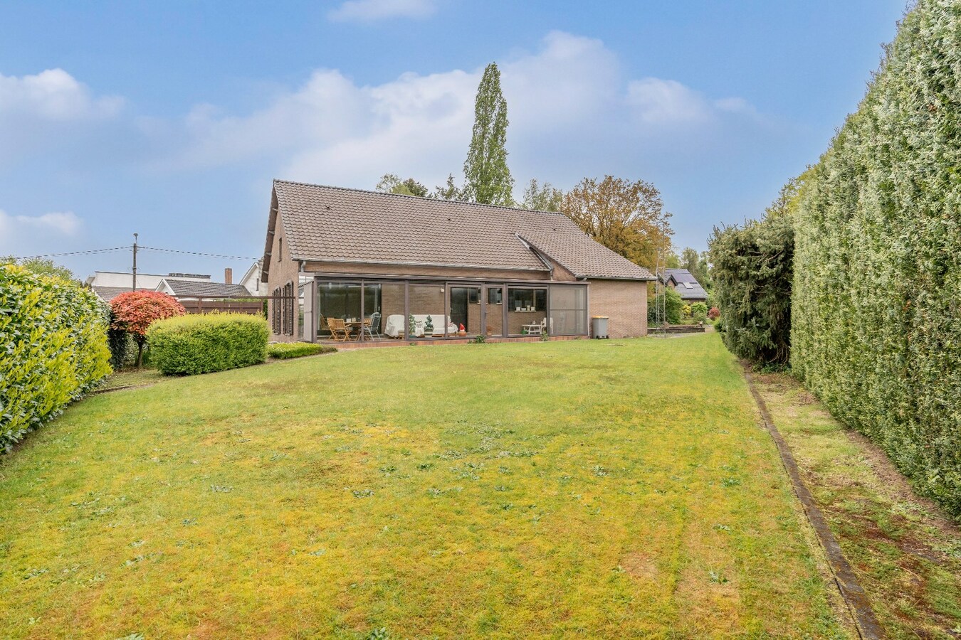 Ruime woning met garage, tuin en 3 slaapkamers op een zeer rustige locatie. 