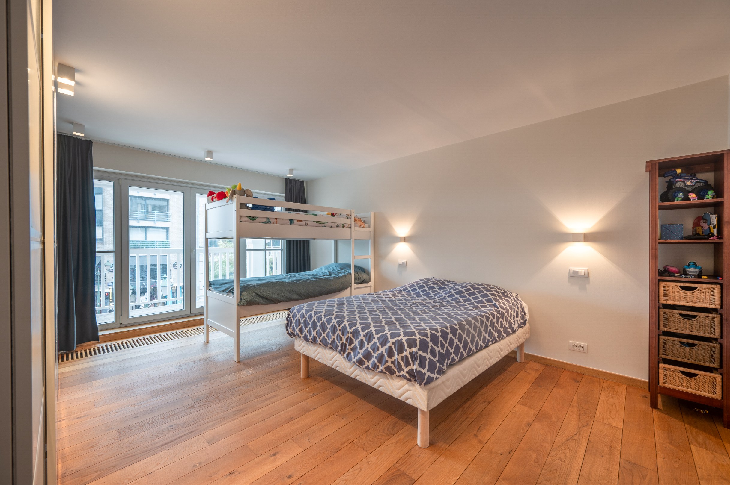 Uitzonderlijk lichtrijk hoekappartement van 150 m² met open zicht op het Burgemeester Frans Desmidtplein – inclusief 2 autostandplaatsen 