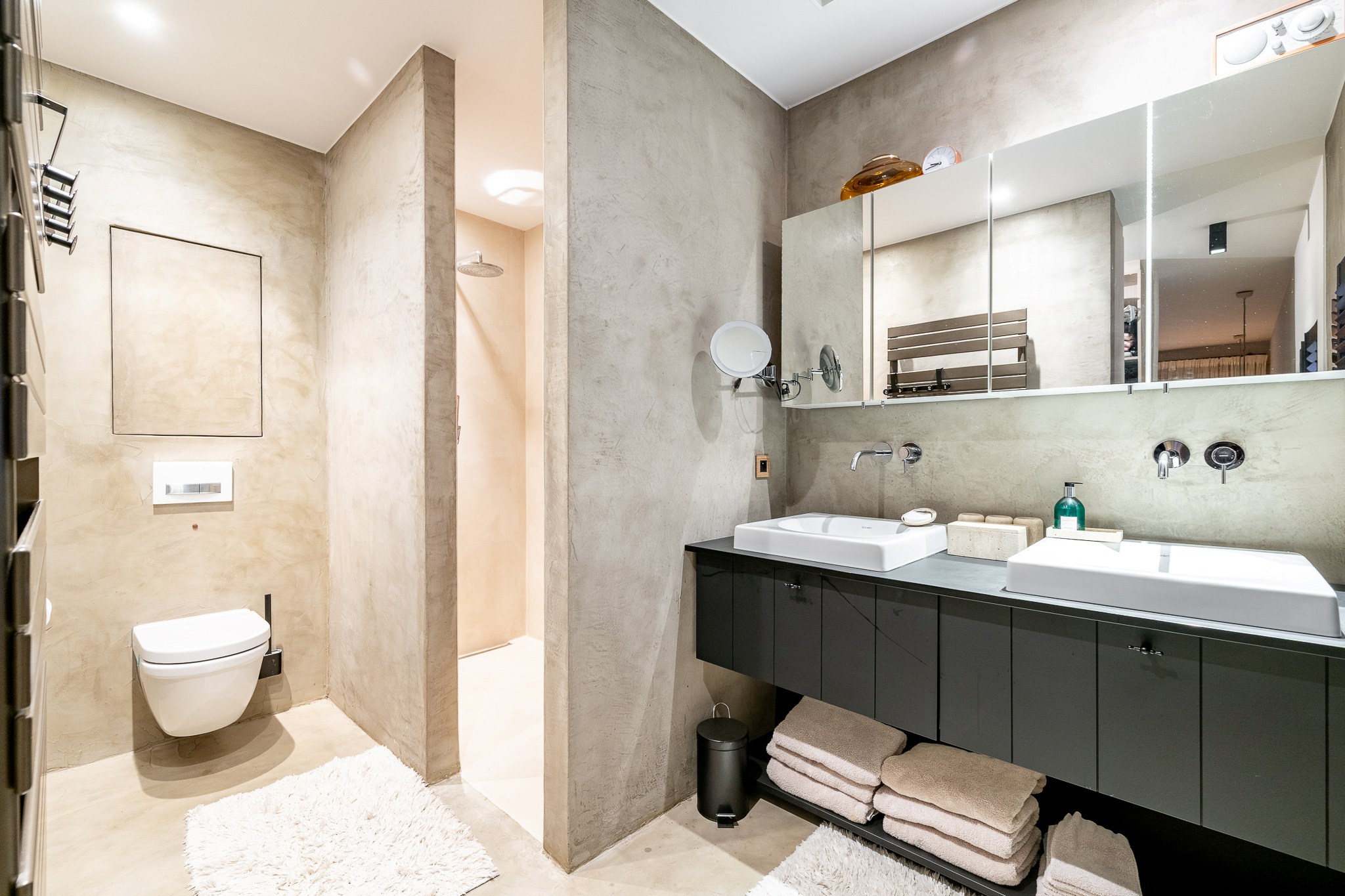 Située dans un quartier résidentiel calme et très prisé de Knokke, cette maison entièrement rénovée offre une combinaison parfaite de confort contemporain, de lumière et d'élégance raffinée. 