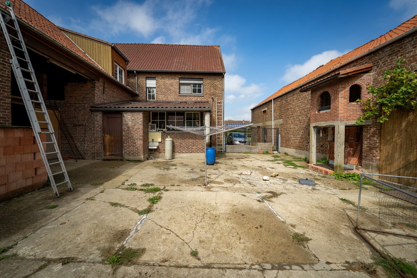 Ruime woning met buitenpiste en kleine binnenpiste op ca. 1,03ha te Hoeselt 