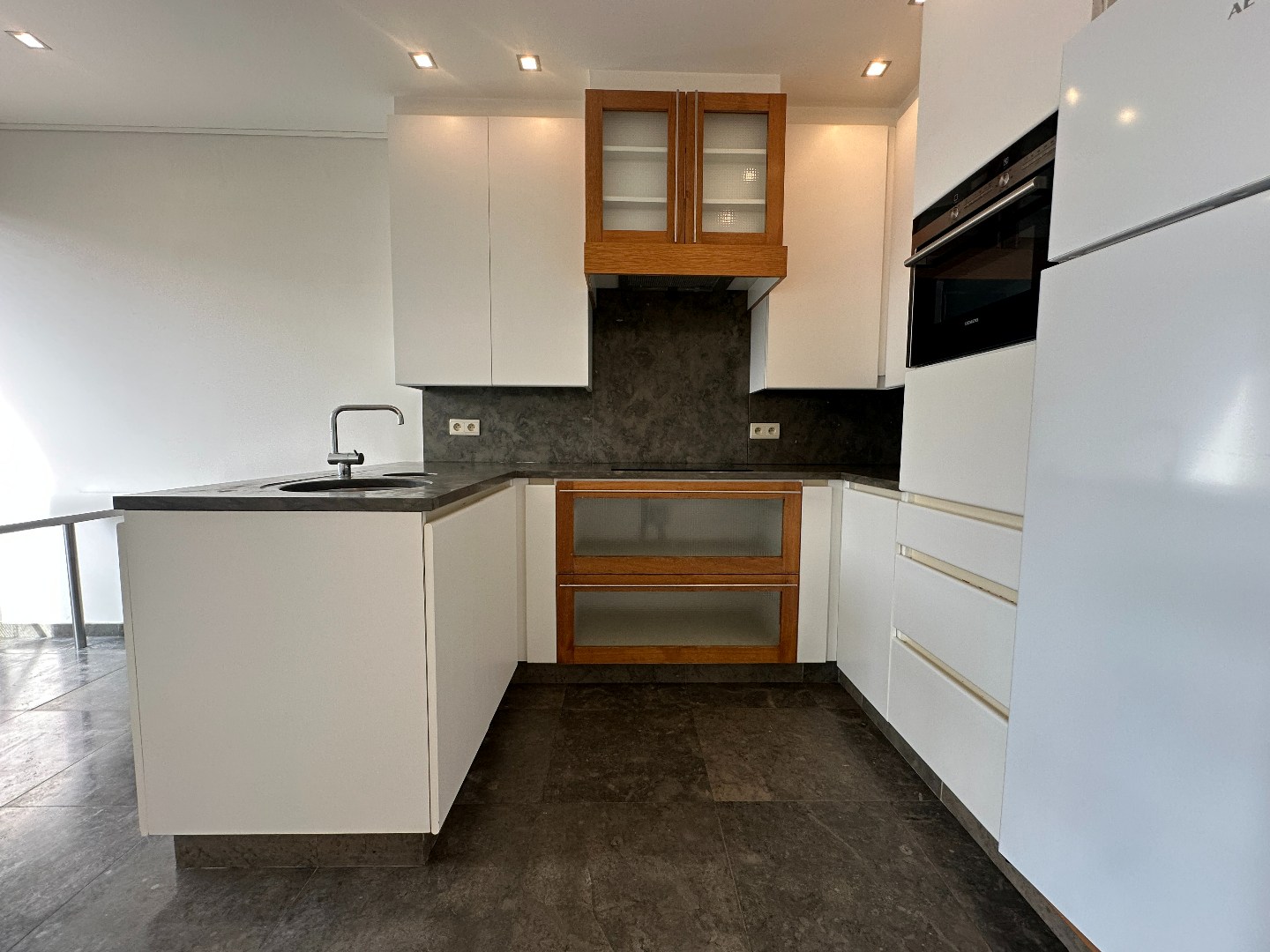 Lichtrijk 3 slaapkamer appartement met garage, centrum Torhout 
