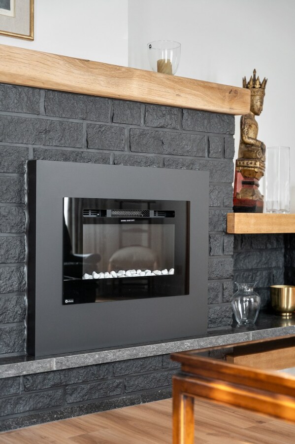 Zeer goed onderhouden gelijkvloerse gezinswoning op een riant perceel van 19a75ca op een rustige locatie te Schalkhoven, een deelgemeente van Hoeselt. 