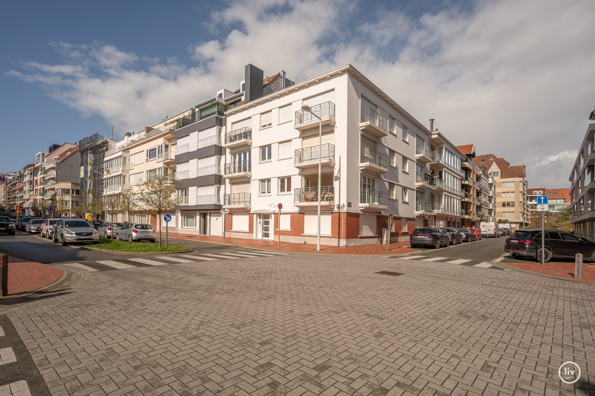 Zonnig HOEKappartement gelegen op de Van bunnenlaan met zicht op de Heilighart kerk te Knokke. 