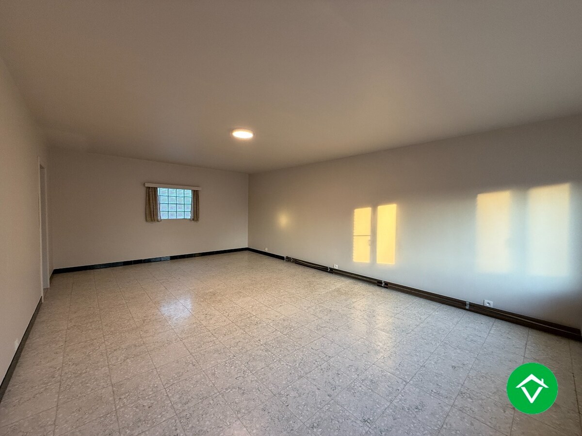 Ruime halfopen bebouwing met 3 slaapkamers, en dubbele garage te Sint-Eloois-Winkel 