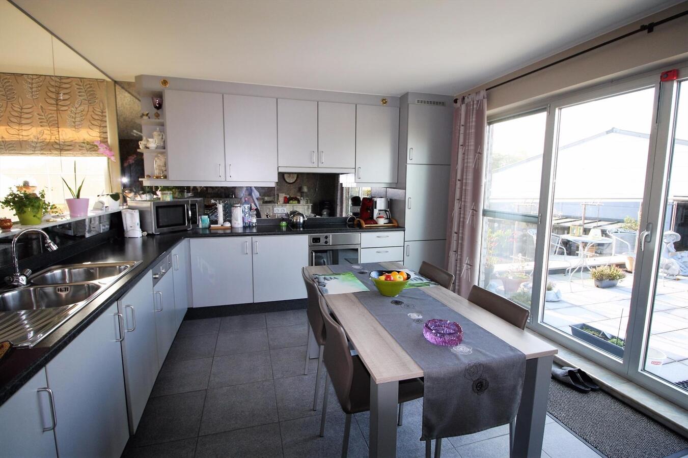 Ruim en lichtrijk appartement met groot terras te Koekelare 