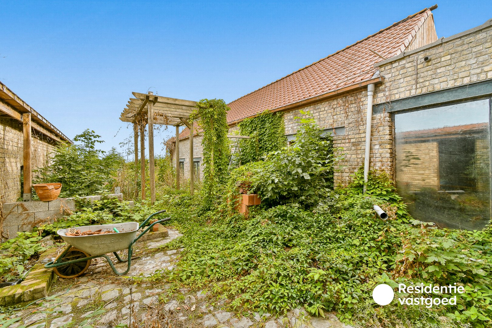 Ruime woning met uitzonderlijk veel mogelijkheden en prachtig zicht vanuit de tuin 