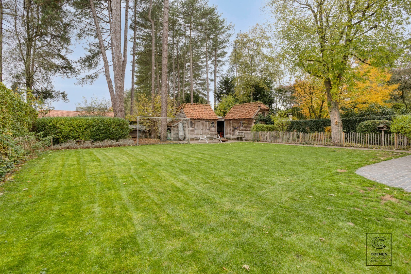 Prachtige woning met een bew. opp. van 302 m², 6 slpk, 3 bk en prachtige tuin met zwembad 