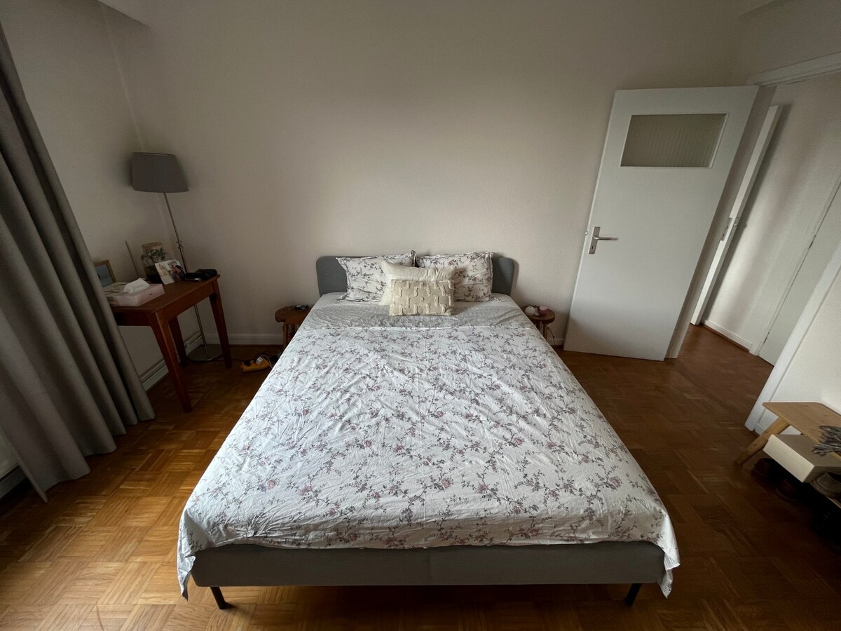 Ruim, lichtrijk appartement met garage én berging (kelder). 