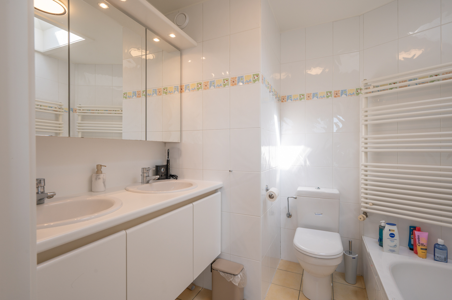 Exclusif duplex penthouse avec 3 chambres et terrasse ensoleillée, situé dans un emplacement de choix près de la place Rubens et de la mer. 