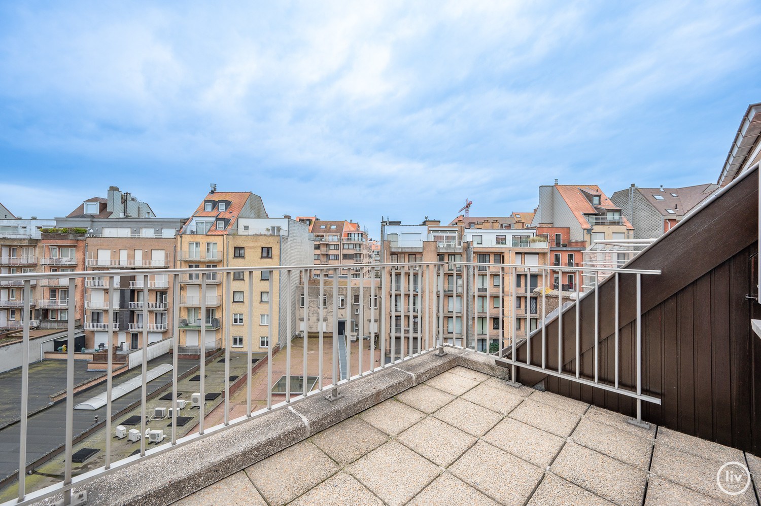 Centraal gelegen triplex-appartement met ruime zonne-terrassen op wandelafstand van de Zeedijk-Albertstrand en Dumortierlaan 