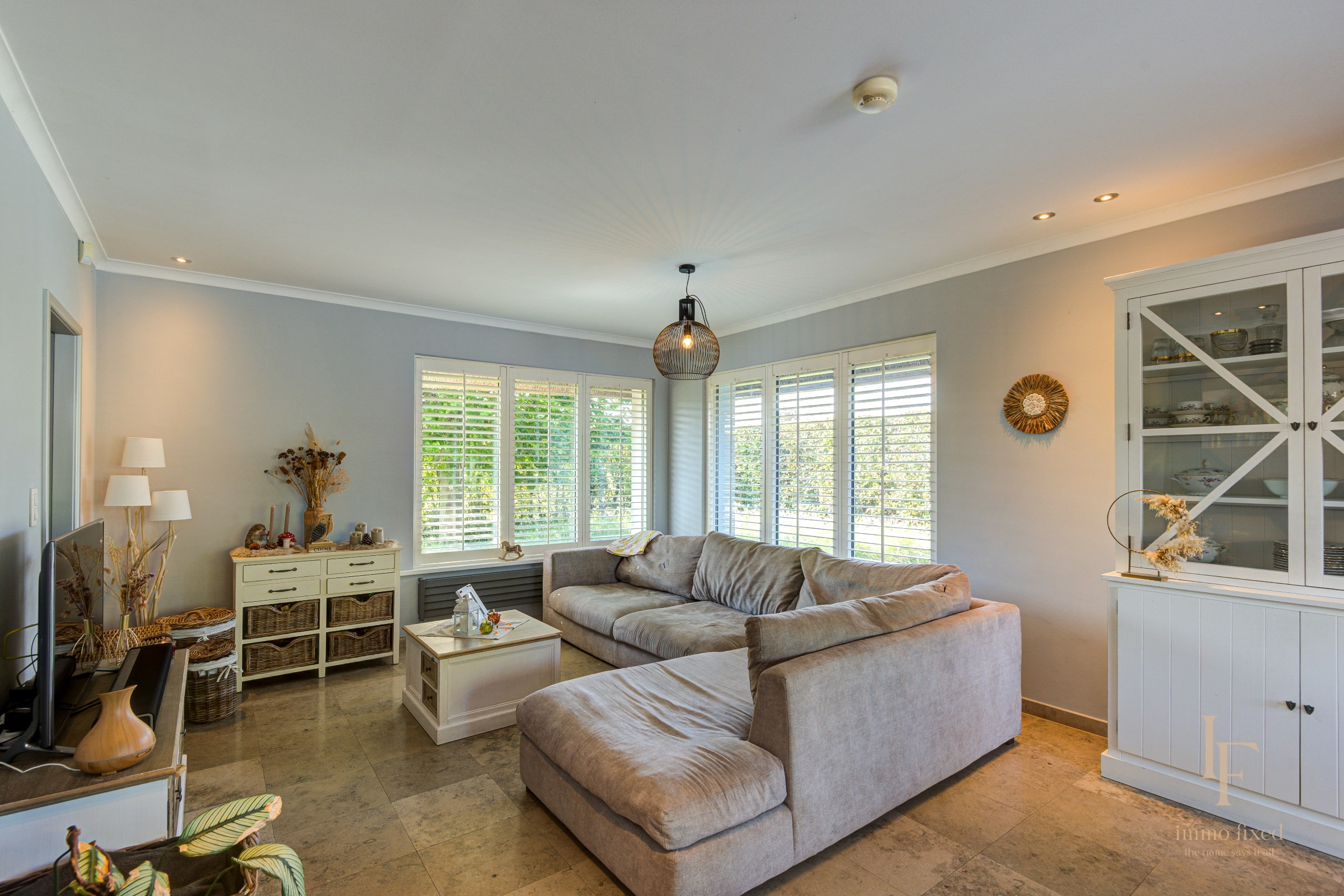 Villa met magazijn, garagebox en 12+ parkeerplaatsen te Kontich! 