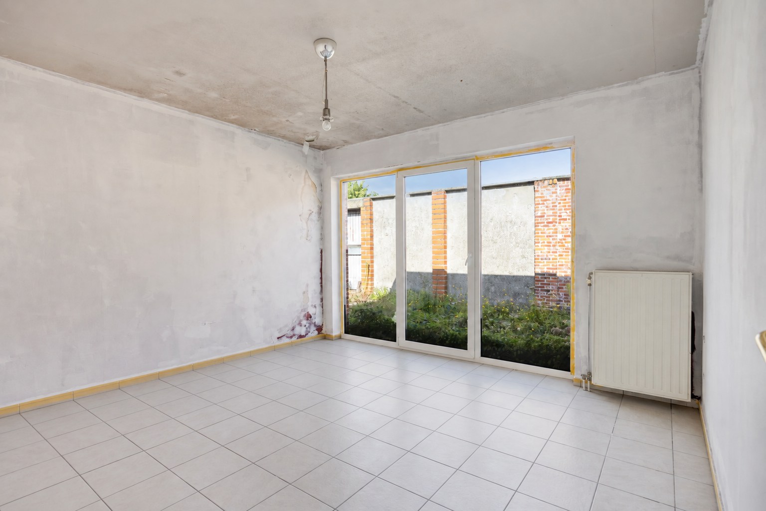 Op te frissen opbrengsteigendom met 3 appartementen en garage in Leopoldsburg 