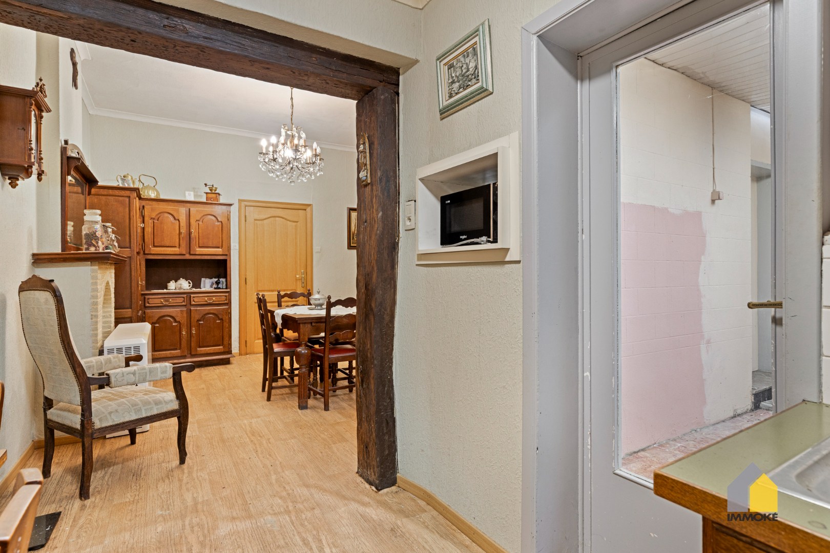 Te renoveren woning met 4 slpks, polyvalente ruimte en knusse tuin. 