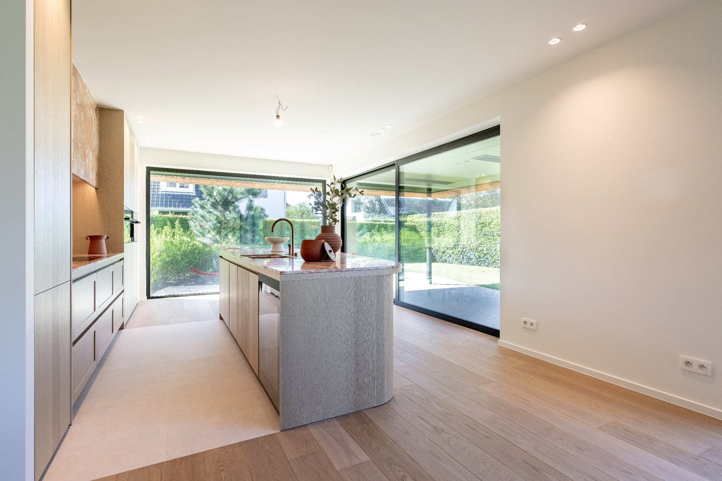 Indrukwekkende nieuwbouwvilla in hartje Zoute op enkele passen van de golf te Knokke. 