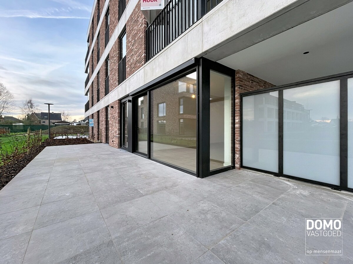 RUIM TWEE SLAAPKAMER APPARTEMENT MET TERRAS, LIFT EN AUTOSTANDPLAATS IN CENTRUM KERMT 