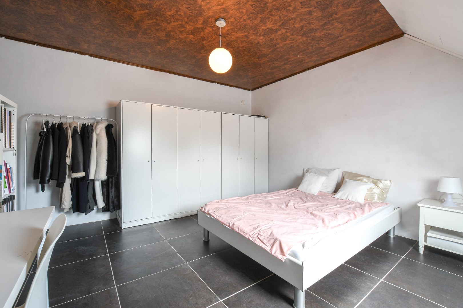 Ruime bel-etagewoning met tuin en bijgebouw, vlakbij centrum De Haan 