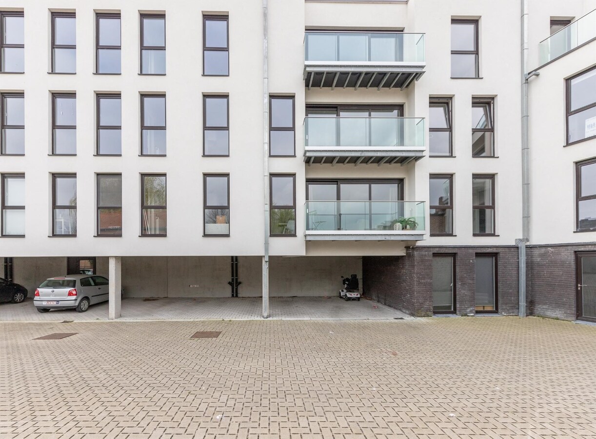 Ruime (!!) en recente assistentie-flat incl. overdekte staanplaats. 