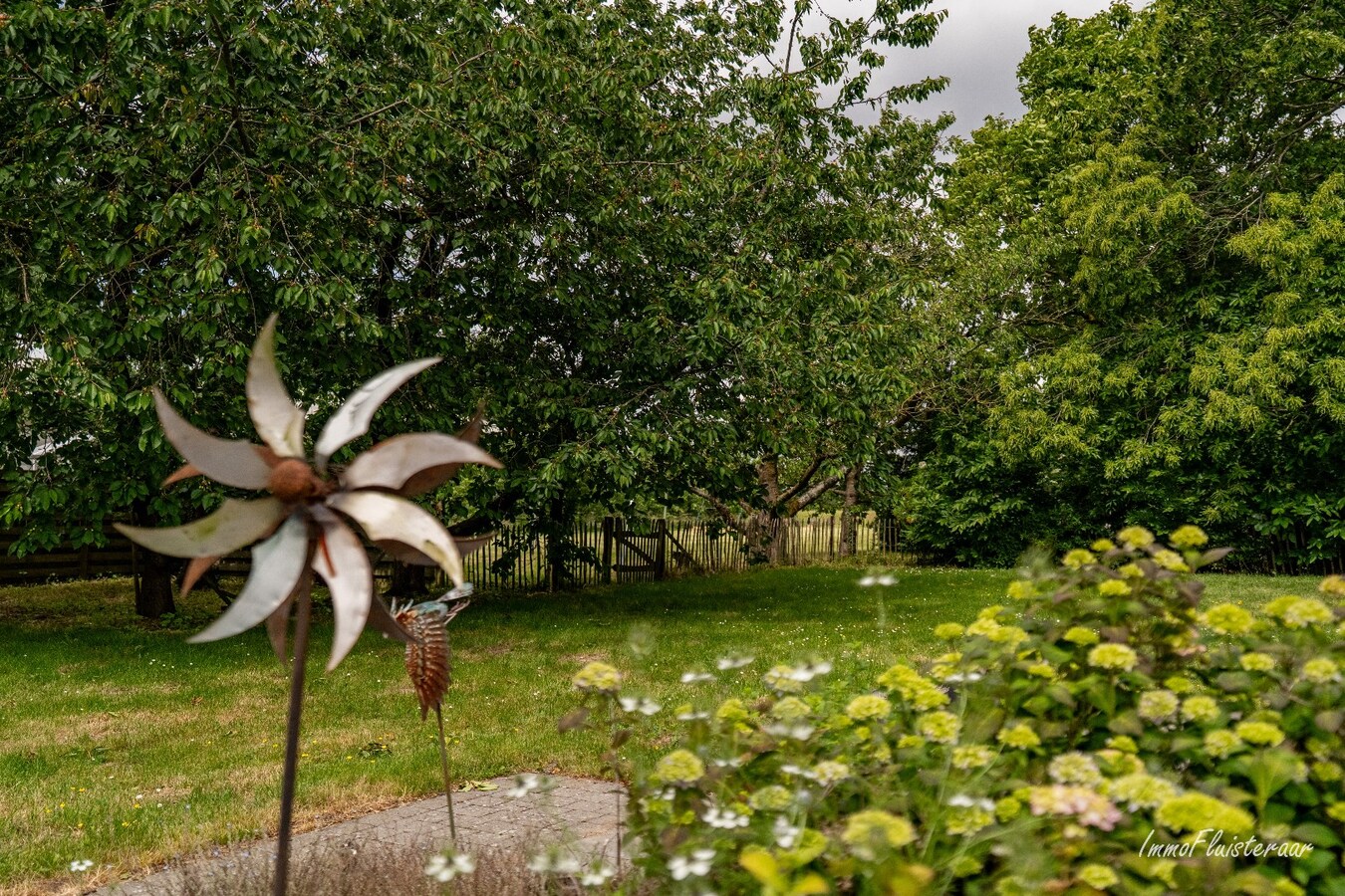 Landelijk gelegen bedrijfswoning met diverse bijgebouwen op ca. 3,5 ha te Bekkevoort (Vlaams-Brabant) 