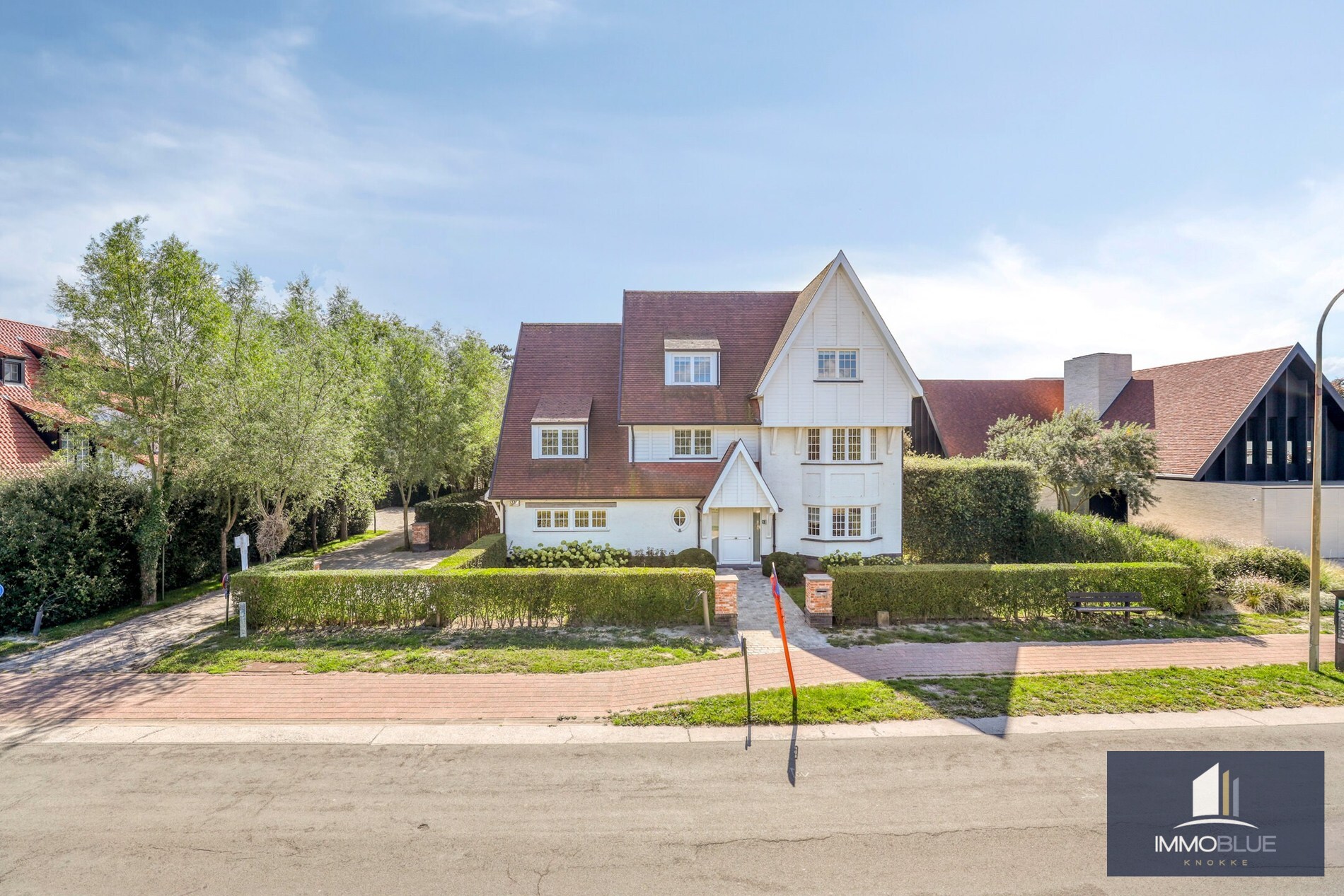 Luxueuze en stijlvolle villa in Engelse Cottage stijl met verwarmd zwembad gelegen in het Zoute. 