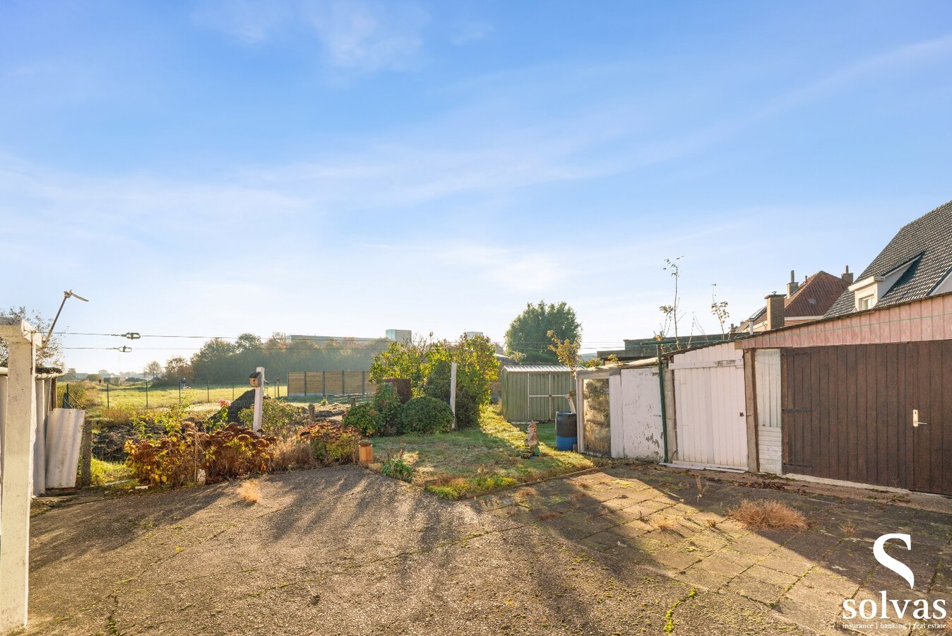 Ruime te renoveren woning met garage, tuin en 4 slaapkamers in Lembeke, bouwjaar 1960, energielabel G 