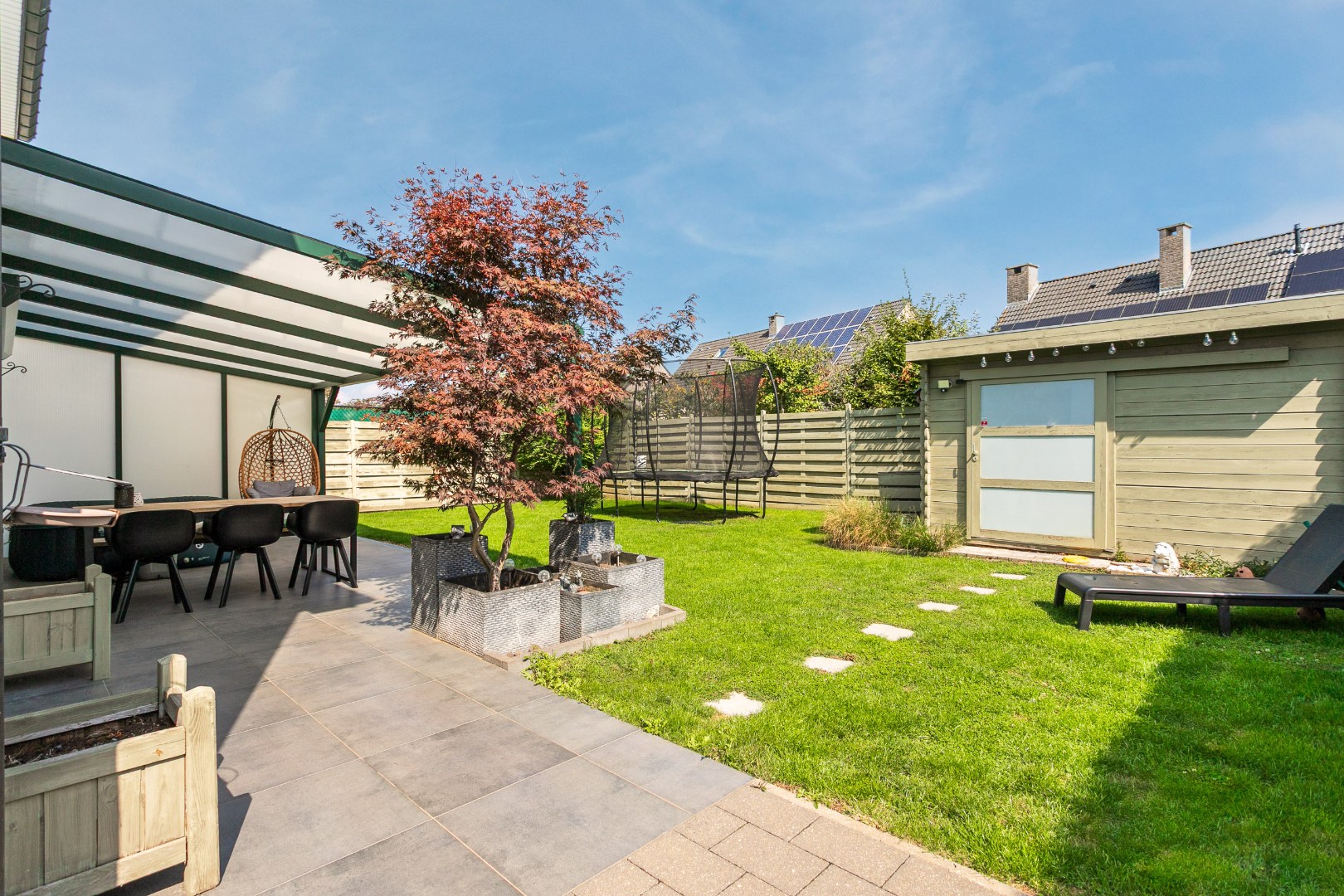 Gerenoveerde villa met 4 slaapkamers, garage en tuin in gegeerde woonwijk te Buizingen 