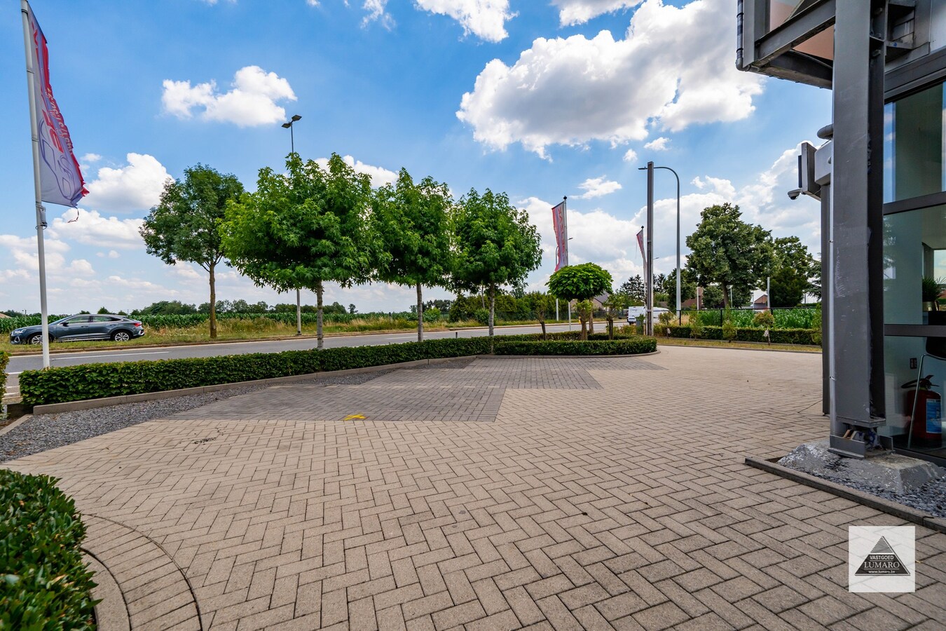 Schitterende showroom 280 m² (+ kantoren), op 2,4 km van de nieuwe Mc Donalds. 
