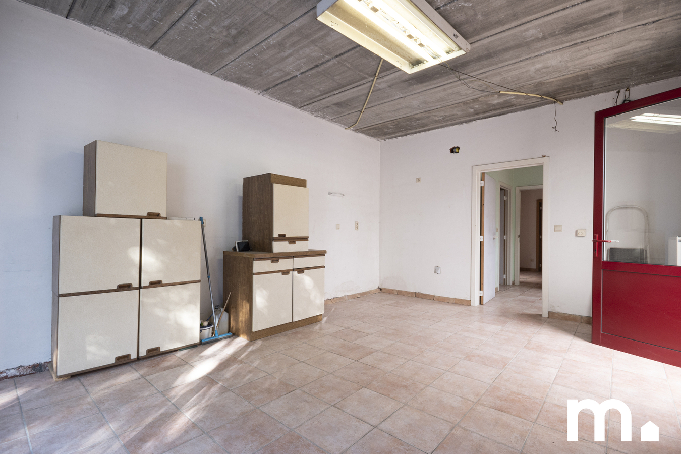 Veelzijdig handelshuis met ruime woonst van 433 m², privétuin en magazijn van 135m² te Oostrozebeke 
