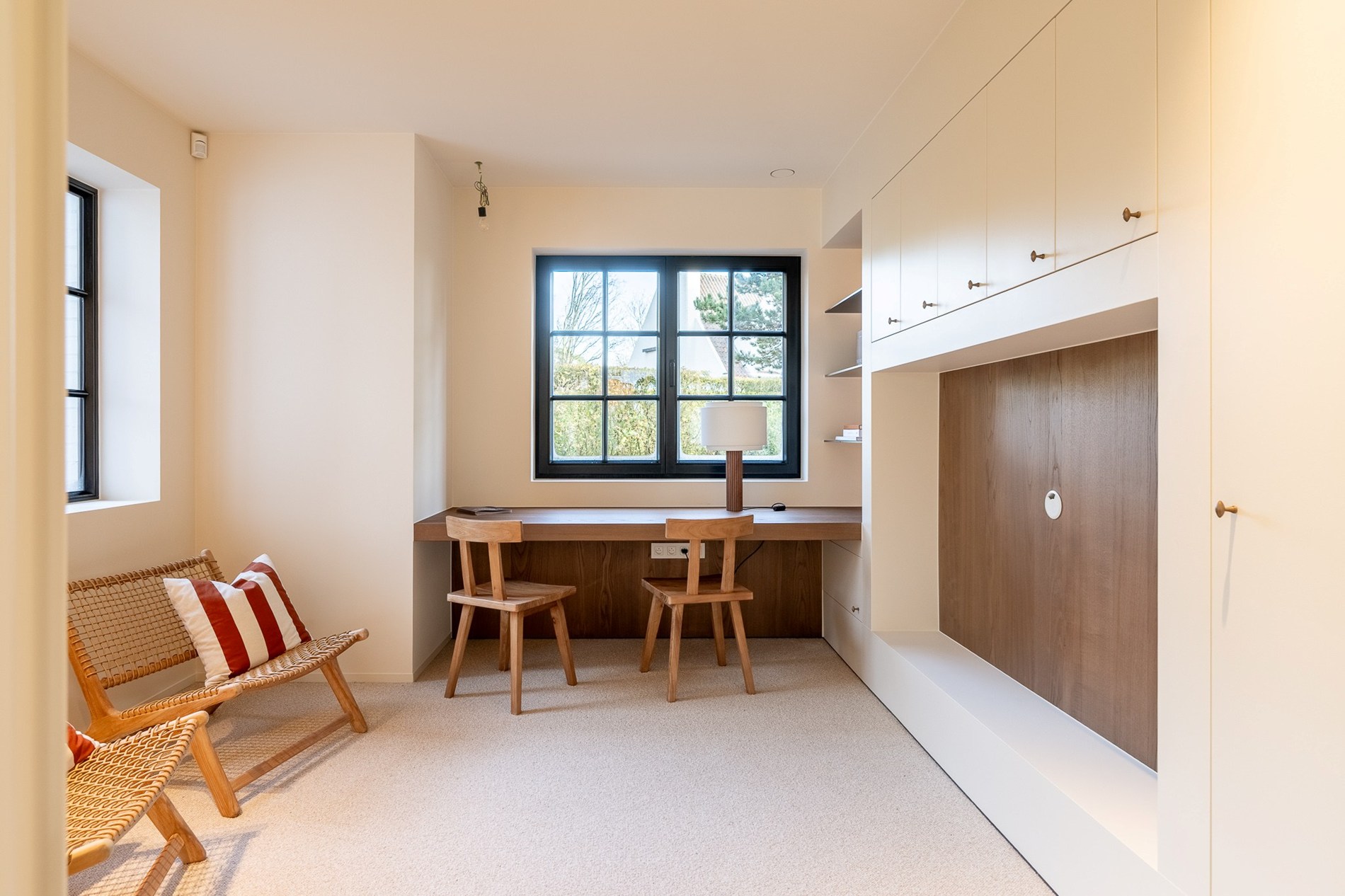 Luxueus gerenoveerde koppelvilla met zwembad in de Noordzeelaan te Knokke. 