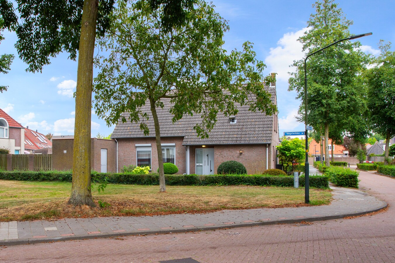 Vrijstaande degelijk gebouwde woning met inpandige dubbele garage. 