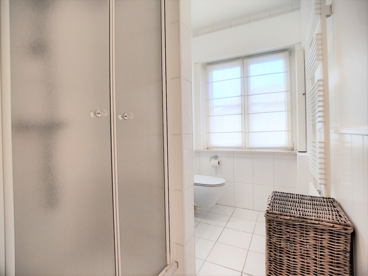 Ruim duplex-appartement met 2 slaapkamers en 2 badkamers op centrale ligging. 