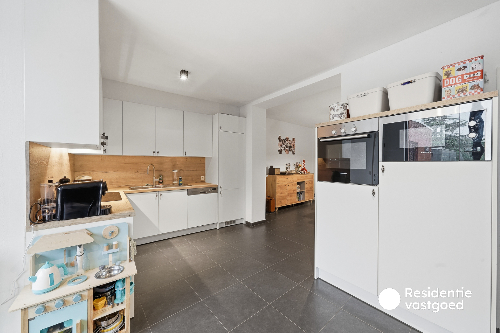 Karaktervolle en instapklare gezinswoning met vier slaapkamers 