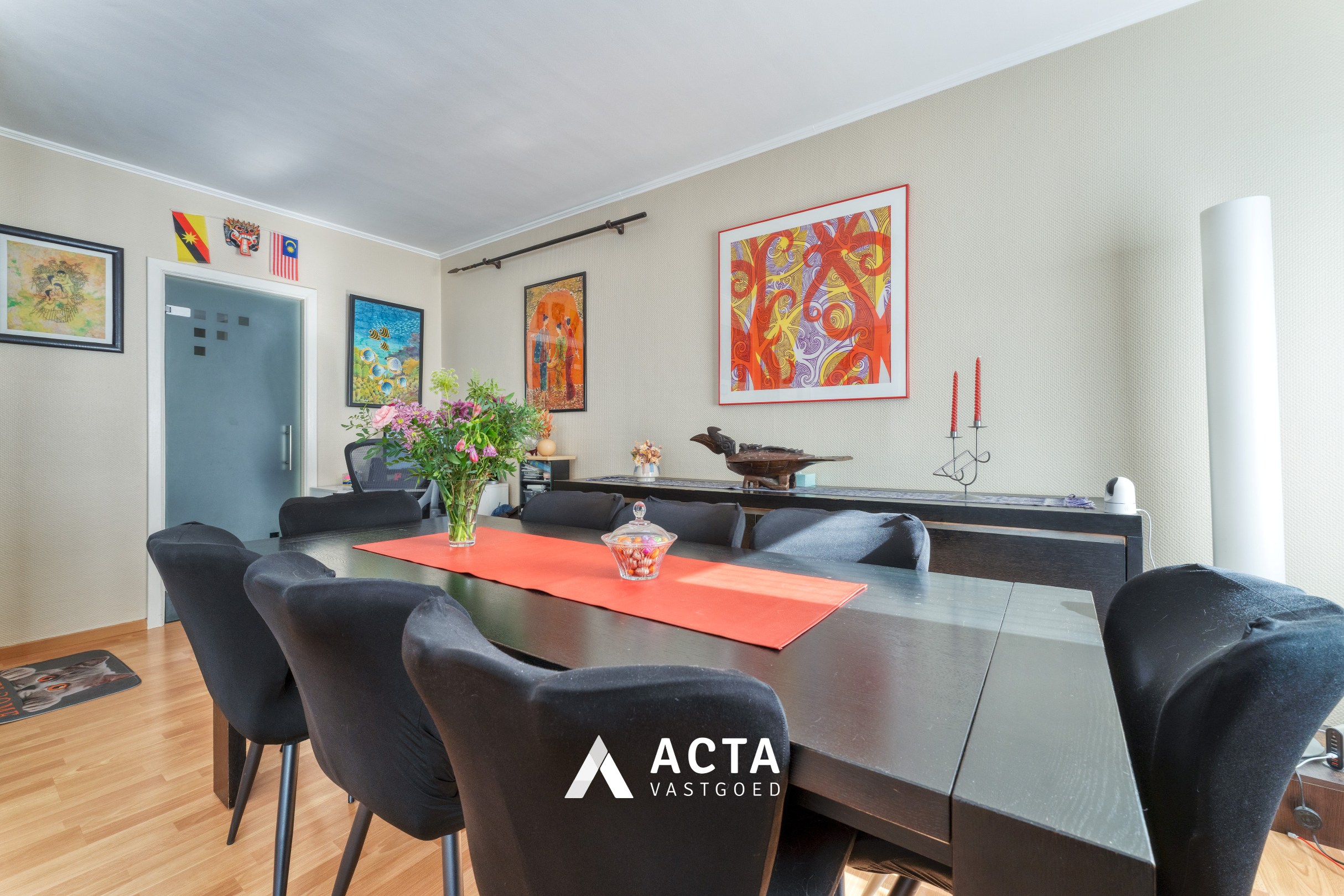 Halfopen bebouwing met vier slaapkamers en dubbele garage in Mariakerke 