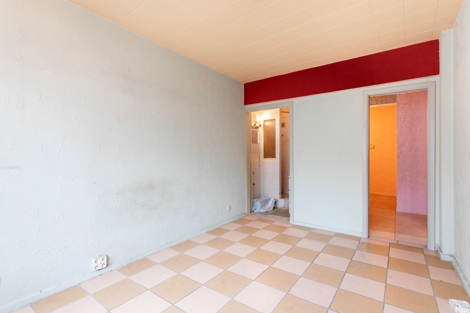 Te renoveren appartement met 1 slaapkamer, terras en kelderberging in Ganshoren 