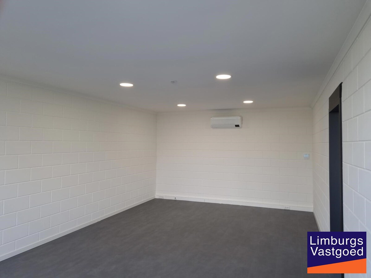 Terbeschikkingstelling van infrastructuur in vernieuwde kantoren met parking, v.a. 21 m², Genk-Noord 